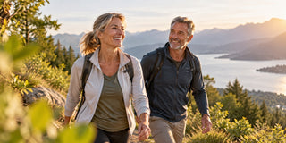 Mann und Frau Mitte 50 in der Natur