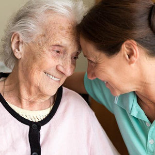 Seniorin mit Tochter